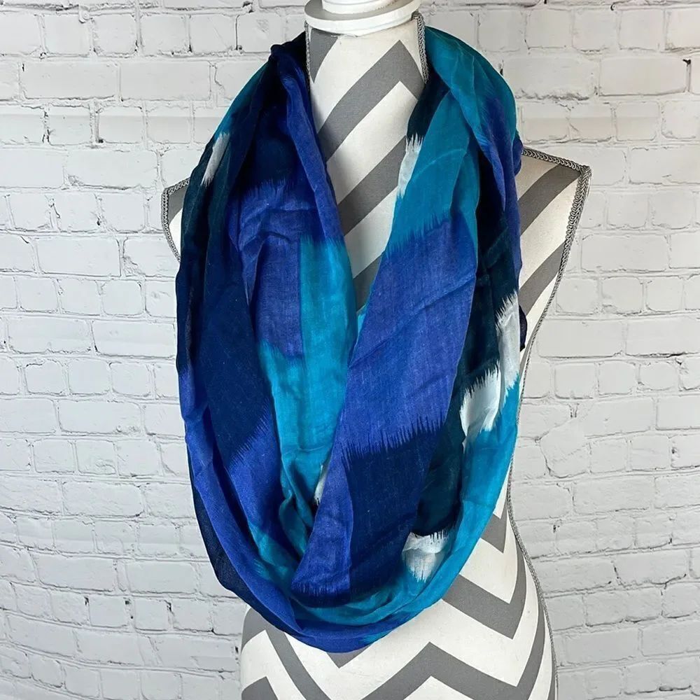 Shiraleah Blue and White Scarf